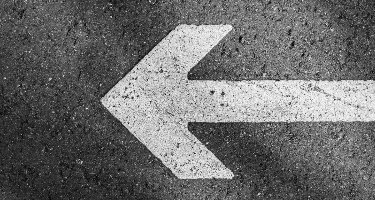 Vorlage Titelbilder 1200x640 Ein Pfeil auf einer Straße, der nach links zeigt.
