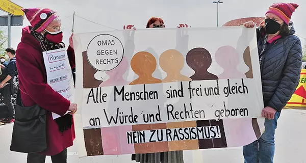 Plakat auf einer Demonstration gegen Rassismus und Polizeigewalt, 8. Mai 2021. Foto: wikimedia / Leonhard Lenz; CC0 1.0.