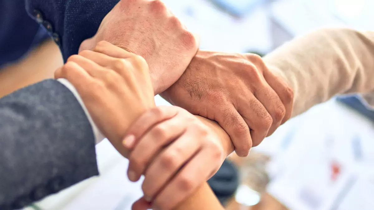 Foto: Unsplash|Krakenimages Hände greifen ineinander.