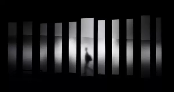 zum Dossier (Schatten hinter Spiegel als Symbolbild für Einsamkeit. Foto: Photo by David Werbrouck on Unsplash.com) zum Dossier (Schatten hinter Spiegel als Symbolbild für Einsamkeit. Foto: Photo by David Werbrouck on Unsplash.com)