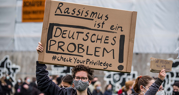 Schild eines Demonstranten in München 2020: "Rassismus ist ein deutsches Problem." Foto: picture alliance / ZUMAPRESS.com | Sachelle Babbar, 219300859