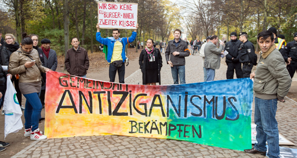 zum Dossier (Protest gegen Verfolgung von Sinti und Roma in Berlin. Foto: picture alliance / dpa | Florian Schuh)