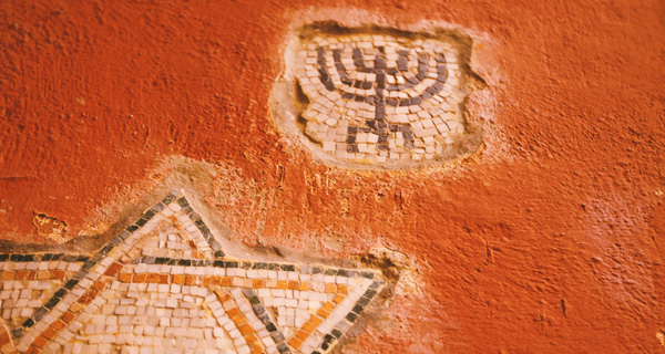 Mosaik mit jüdischen Symbolen. Foto: unsplash.com / Ben Ostrower. 